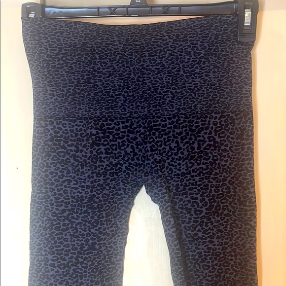 Soma Black and dark grey Leggings w/ Textured animal print Pattern size medium - Picture 1 of 9